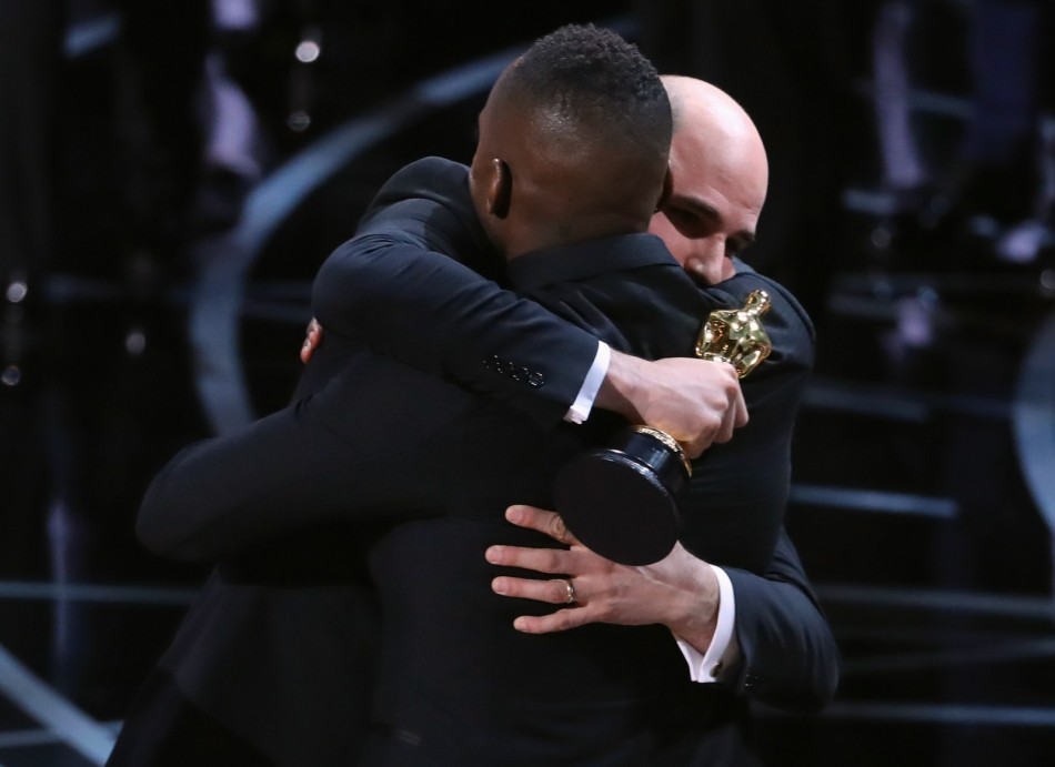 Barry Jenkins, diretor de 'Moonlight', abraça o produtor Jordan Horowitz, de 'La la land', após lerem o nome errado do melhor filme no Oscar (Foto - Lucy Nicholson - Reuters)